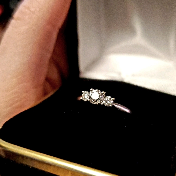 Canadian diamond engagement ring 14k - Picture 1 of 9